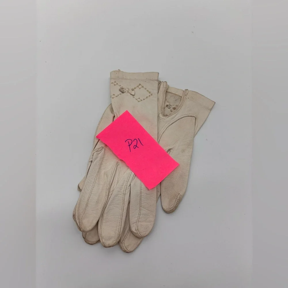 Vintage Cream Kid Leather Gloves with Embroidered Diamond Bow Detail – Size 6½–7